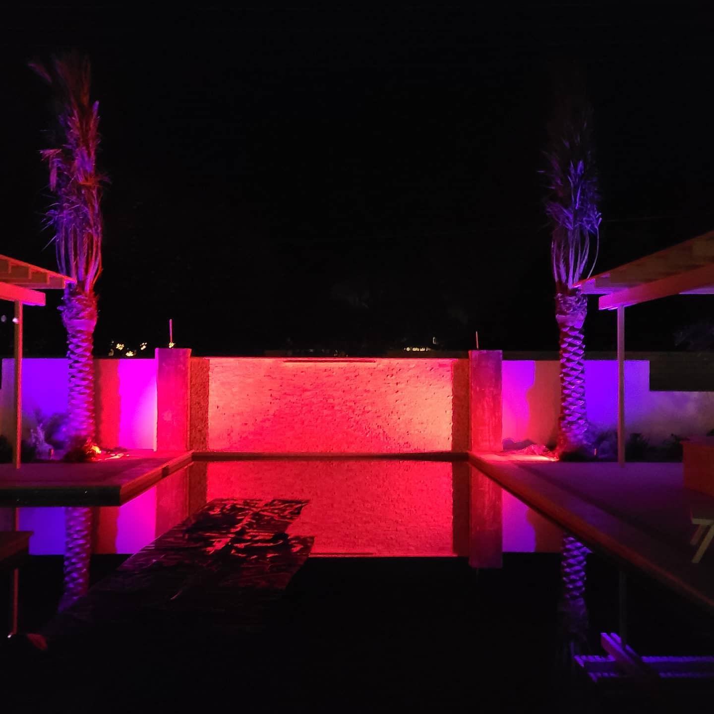 Swimming pool with custom lighting